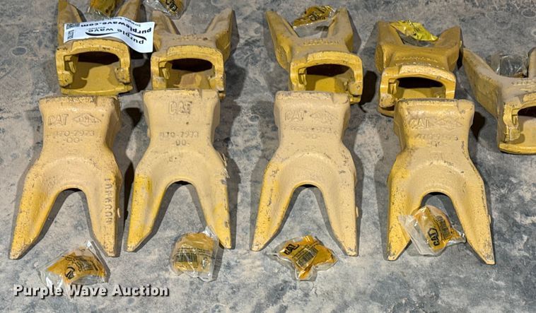 image for item DJ7782 (9) Caterpillar 470-T7973 teeth