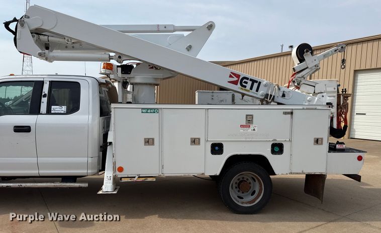 image for item DJ7783 2019 Ford F550 Super Duty XLT SuperCab bucket truck