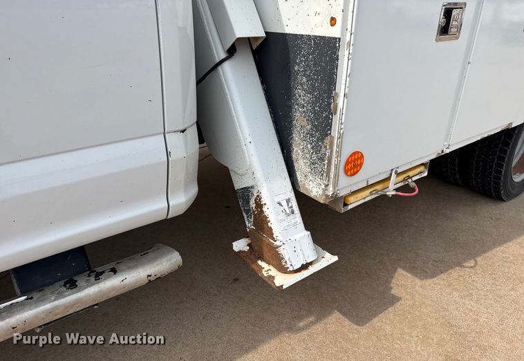 image for item DJ7783 2019 Ford F550 Super Duty XLT SuperCab bucket truck