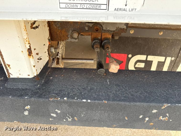 image for item DJ7783 2019 Ford F550 Super Duty XLT SuperCab bucket truck