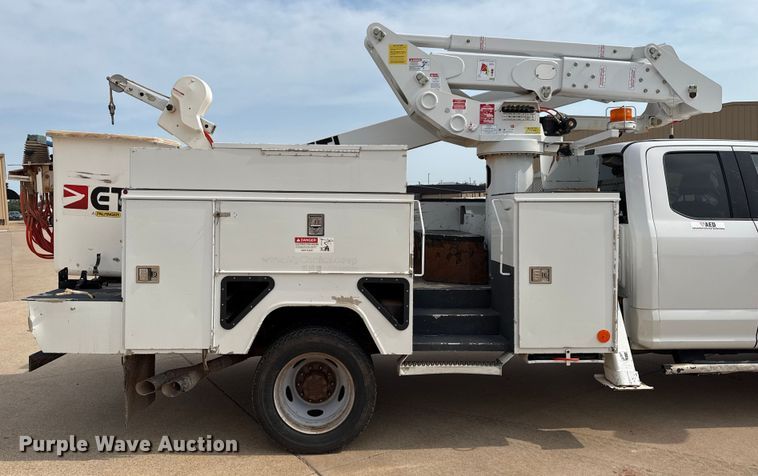 image for item DJ7783 2019 Ford F550 Super Duty XLT SuperCab bucket truck
