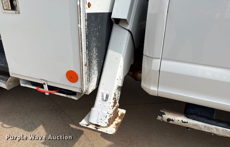 image for item DJ7783 2019 Ford F550 Super Duty XLT SuperCab bucket truck