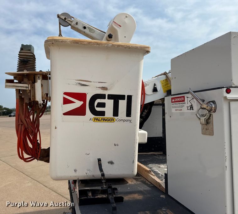 image for item DJ7783 2019 Ford F550 Super Duty XLT SuperCab bucket truck