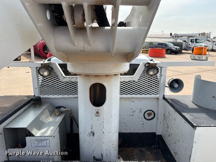 image for item DJ7783 2019 Ford F550 Super Duty XLT SuperCab bucket truck