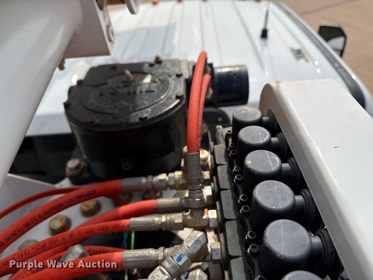 image for item DJ7783 2019 Ford F550 Super Duty XLT SuperCab bucket truck