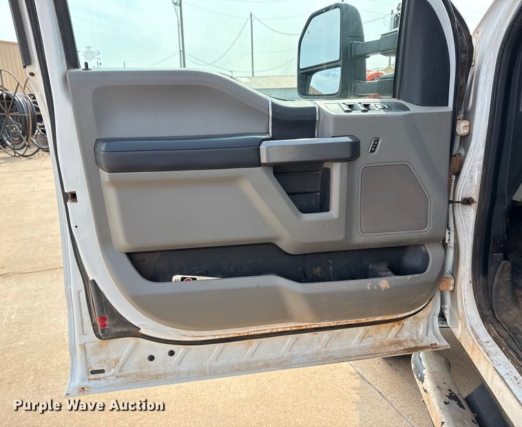 image for item DJ7783 2019 Ford F550 Super Duty XLT SuperCab bucket truck