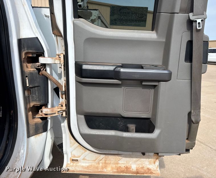 image for item DJ7783 2019 Ford F550 Super Duty XLT SuperCab bucket truck