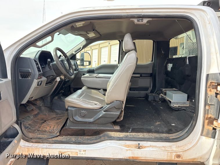 image for item DJ7783 2019 Ford F550 Super Duty XLT SuperCab bucket truck