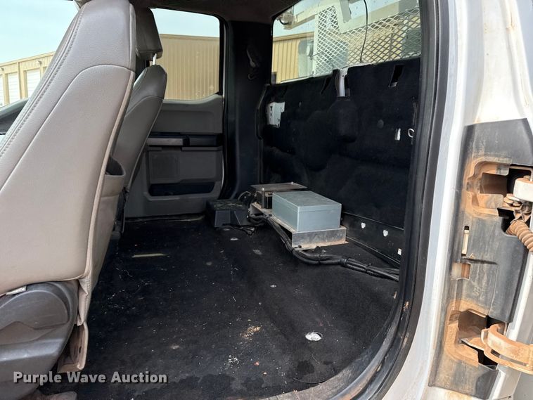 image for item DJ7783 2019 Ford F550 Super Duty XLT SuperCab bucket truck