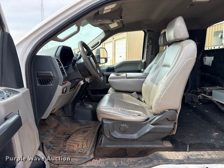 image for item DJ7783 2019 Ford F550 Super Duty XLT SuperCab bucket truck