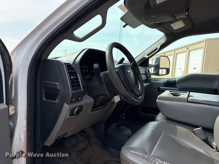 image for item DJ7783 2019 Ford F550 Super Duty XLT SuperCab bucket truck