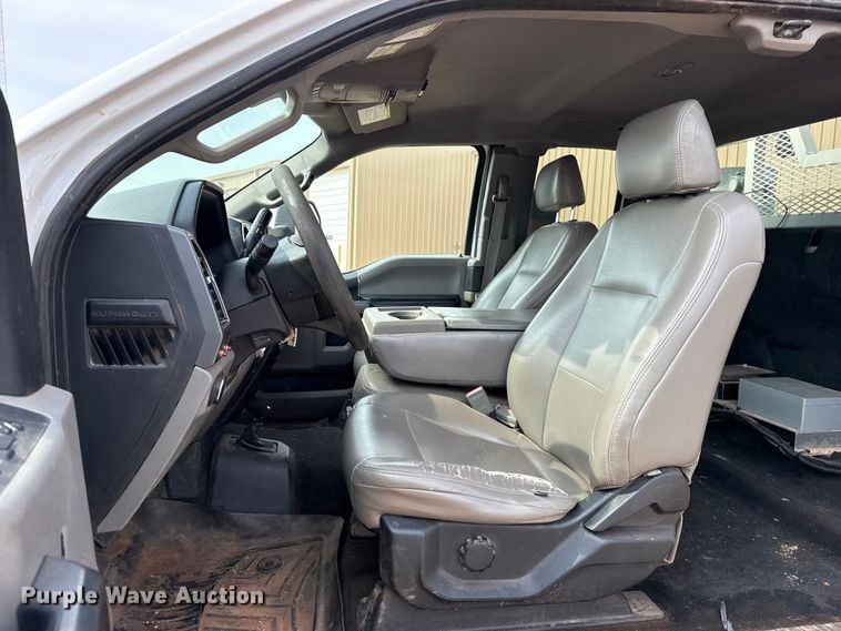 image for item DJ7783 2019 Ford F550 Super Duty XLT SuperCab bucket truck