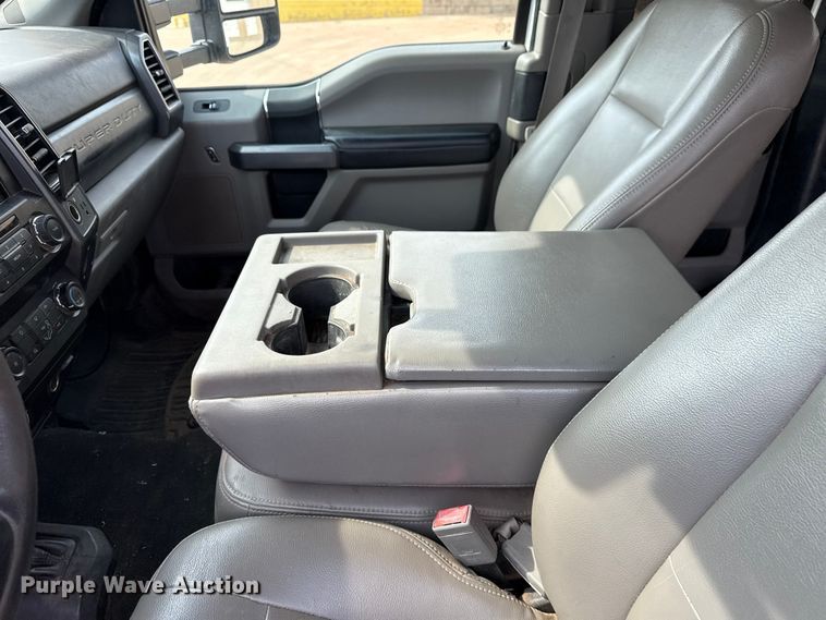 image for item DJ7783 2019 Ford F550 Super Duty XLT SuperCab bucket truck