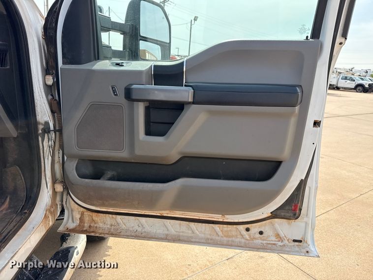 image for item DJ7783 2019 Ford F550 Super Duty XLT SuperCab bucket truck