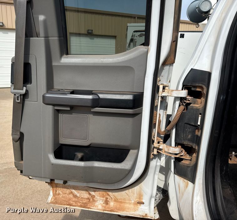 image for item DJ7783 2019 Ford F550 Super Duty XLT SuperCab bucket truck