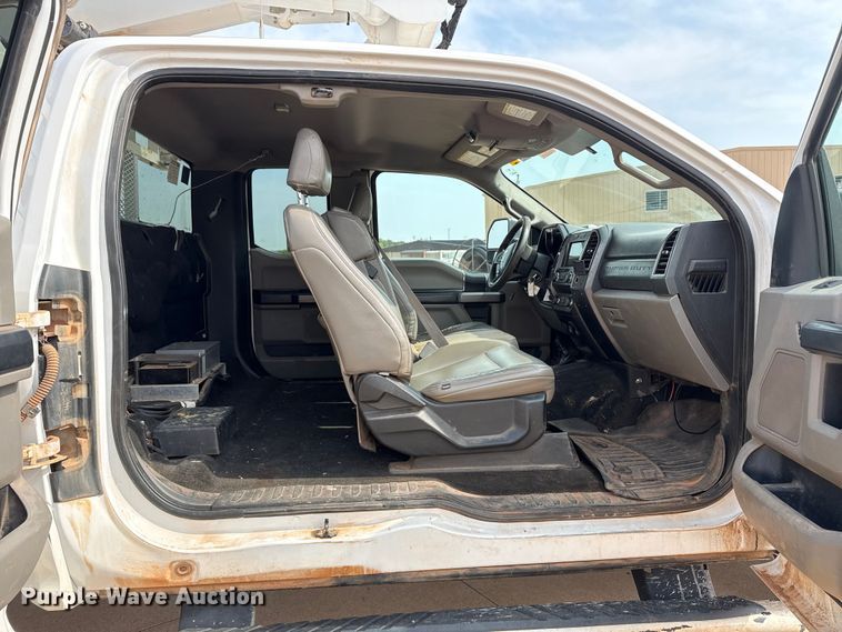 image for item DJ7783 2019 Ford F550 Super Duty XLT SuperCab bucket truck