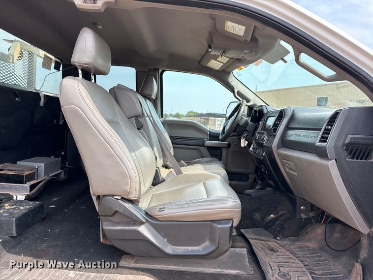 image for item DJ7783 2019 Ford F550 Super Duty XLT SuperCab bucket truck