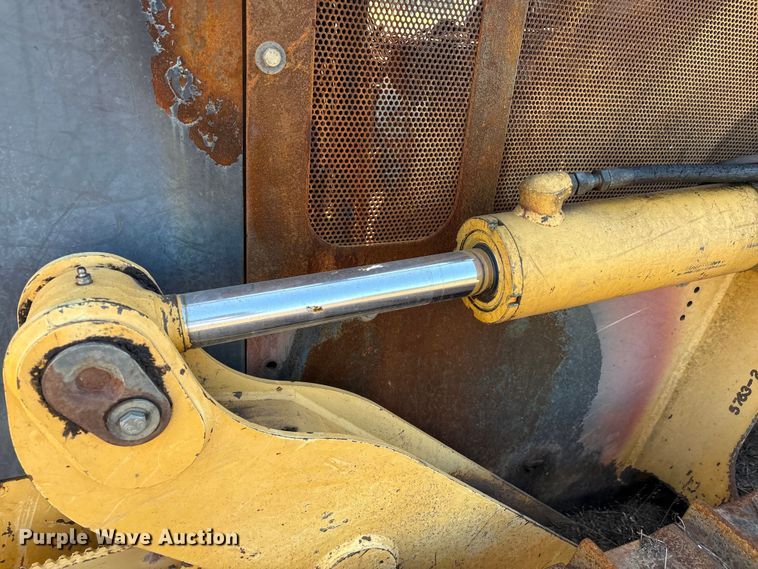 image for item DO1207 2002 John Deere 700H LT dozer