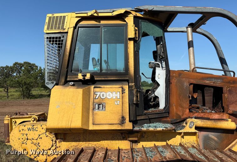 image for item DO1207 2002 John Deere 700H LT dozer