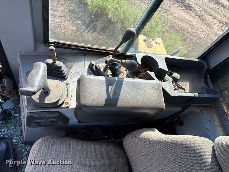 image for item DO1207 2002 John Deere 700H LT dozer