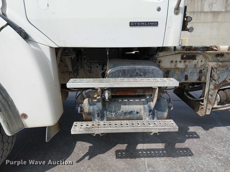 image for item DT6274 2007 Sterling truck cab and chassis