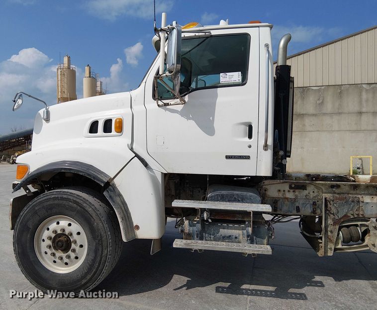 image for item DT6274 2007 Sterling truck cab and chassis