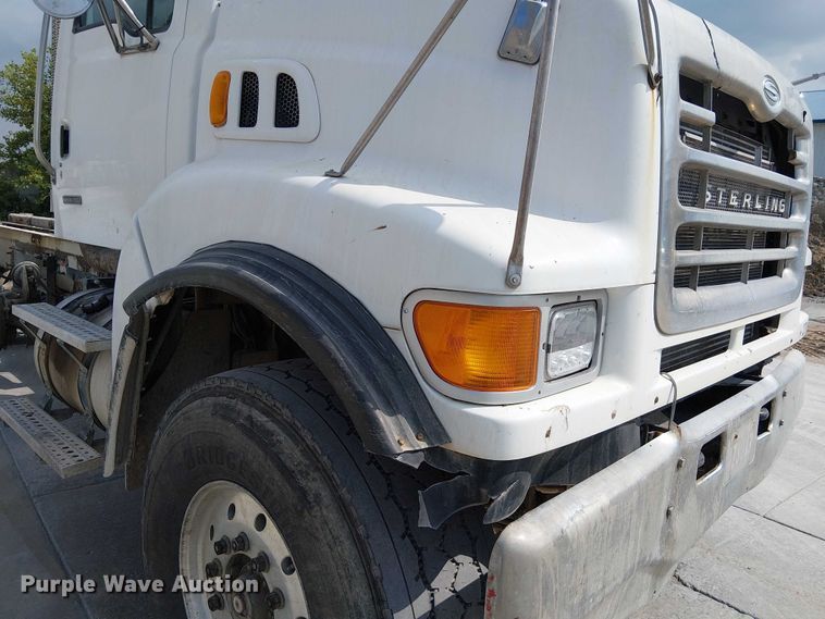 image for item DT6274 2007 Sterling truck cab and chassis