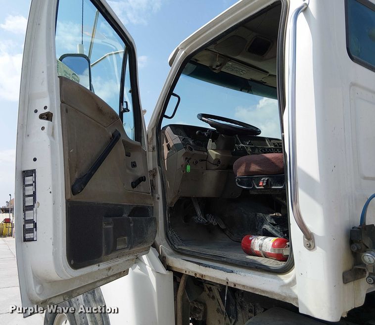 image for item DT6274 2007 Sterling truck cab and chassis