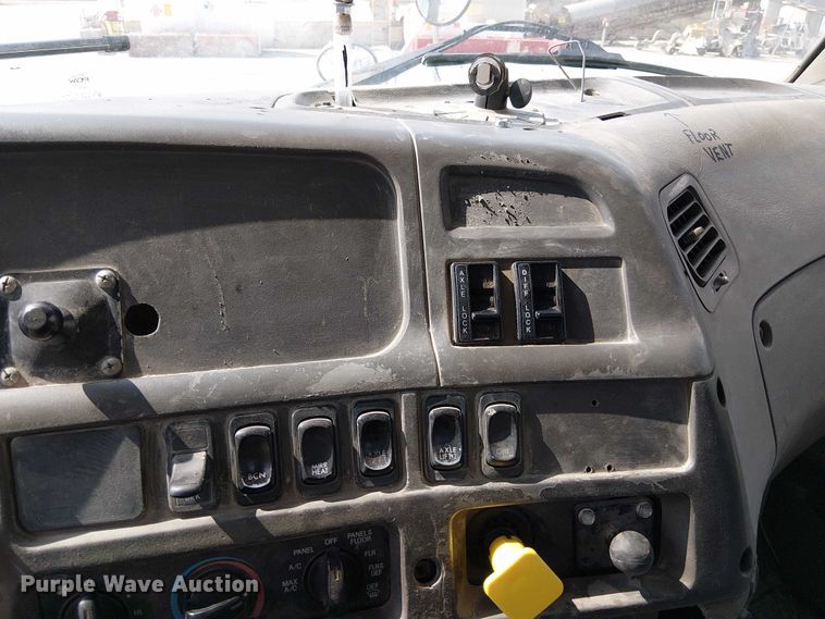 image for item DT6274 2007 Sterling truck cab and chassis