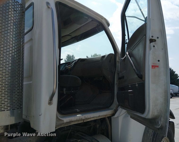 image for item DT6274 2007 Sterling truck cab and chassis