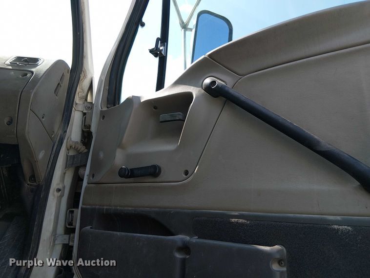 image for item DT6274 2007 Sterling truck cab and chassis