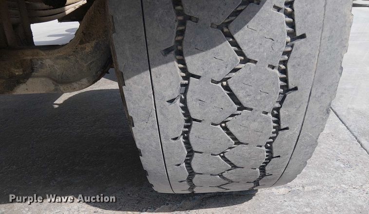 image for item DT6274 2007 Sterling truck cab and chassis