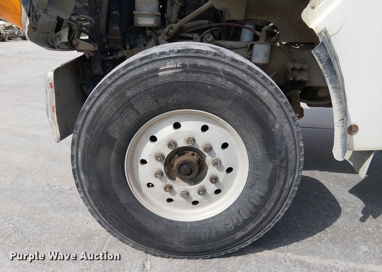 image for item DT6274 2007 Sterling truck cab and chassis