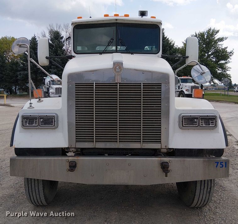 image for item DT6275 2000 Kenworth W900B truck cab and chassis