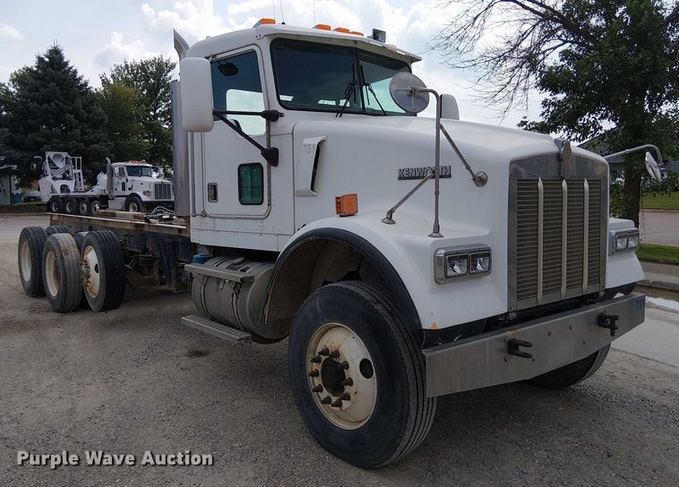 image for item DT6275 2000 Kenworth W900B truck cab and chassis