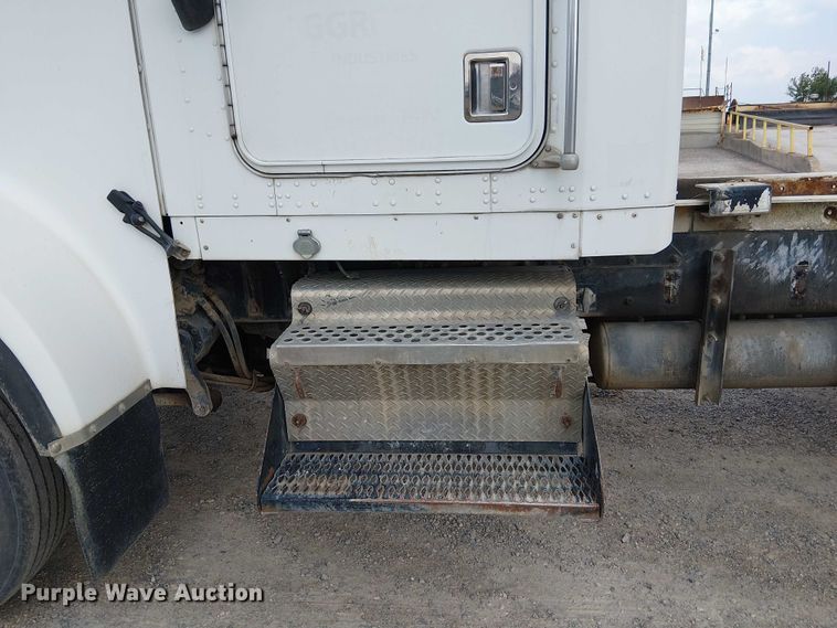 image for item DT6275 2000 Kenworth W900B truck cab and chassis