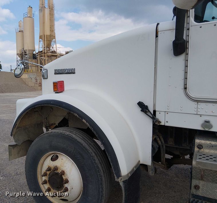 image for item DT6275 2000 Kenworth W900B truck cab and chassis