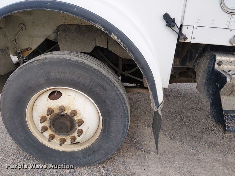 image for item DT6275 2000 Kenworth W900B truck cab and chassis