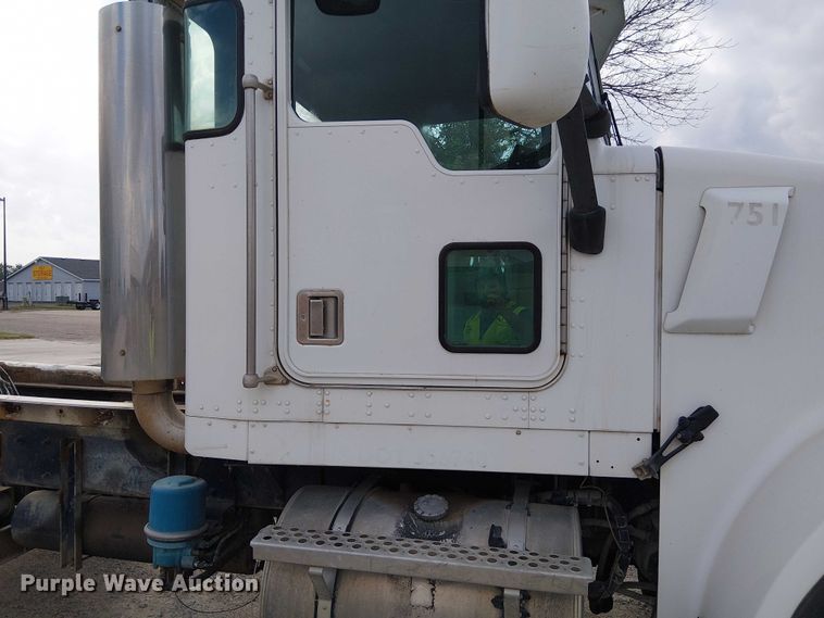 image for item DT6275 2000 Kenworth W900B truck cab and chassis