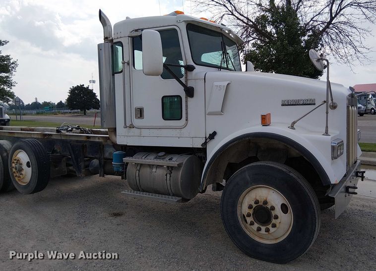 image for item DT6275 2000 Kenworth W900B truck cab and chassis