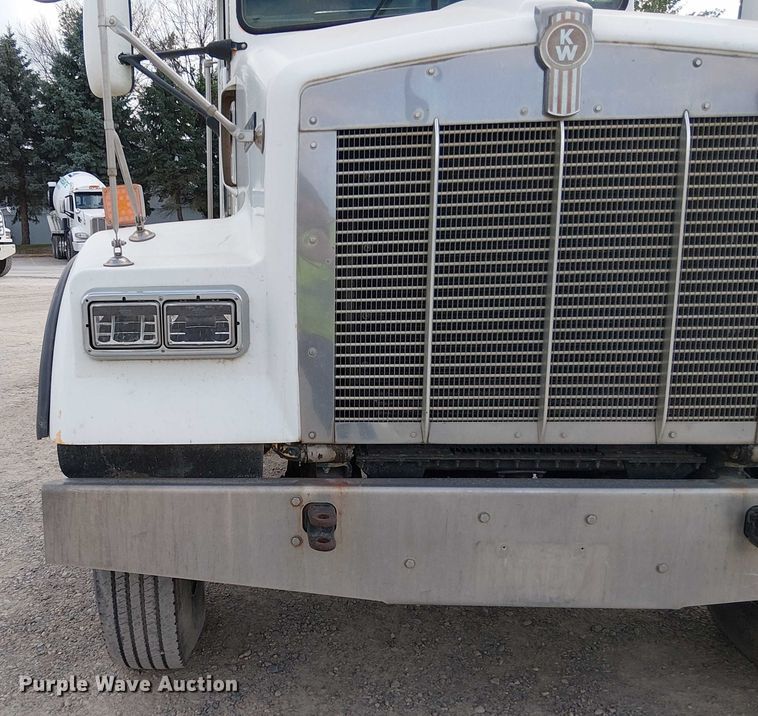 image for item DT6275 2000 Kenworth W900B truck cab and chassis