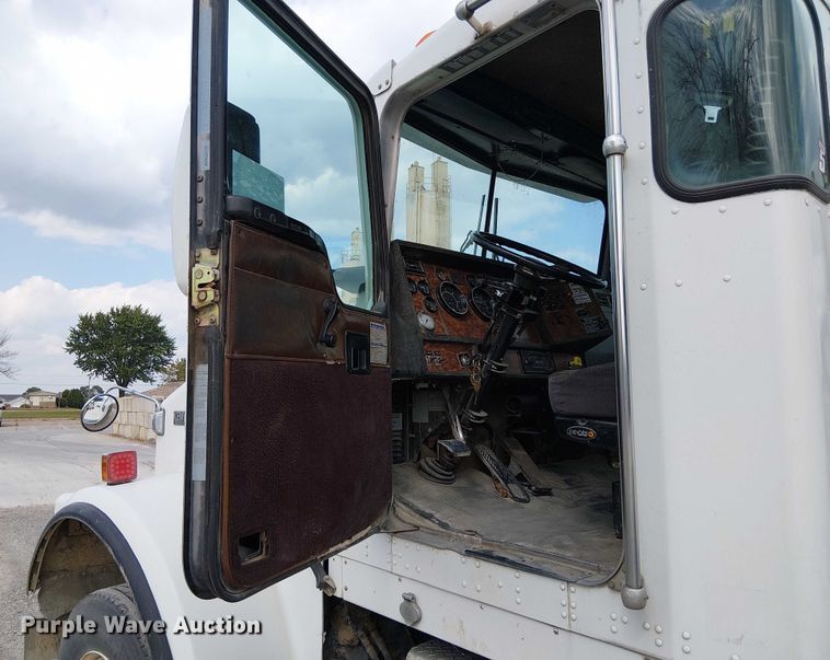 image for item DT6275 2000 Kenworth W900B truck cab and chassis