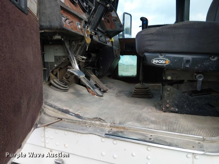 image for item DT6275 2000 Kenworth W900B truck cab and chassis