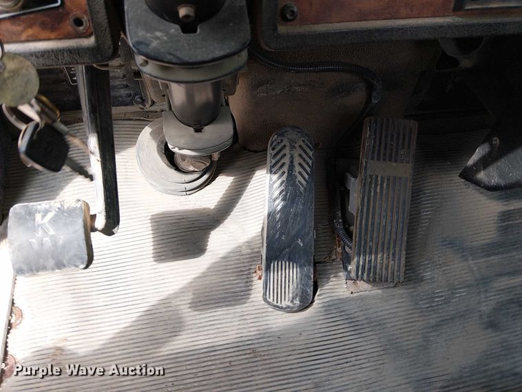 image for item DT6275 2000 Kenworth W900B truck cab and chassis