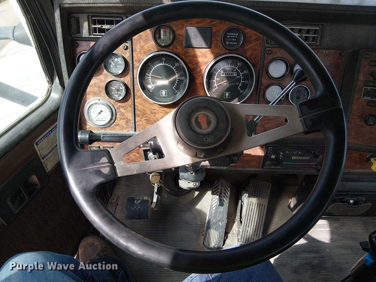 image for item DT6275 2000 Kenworth W900B truck cab and chassis