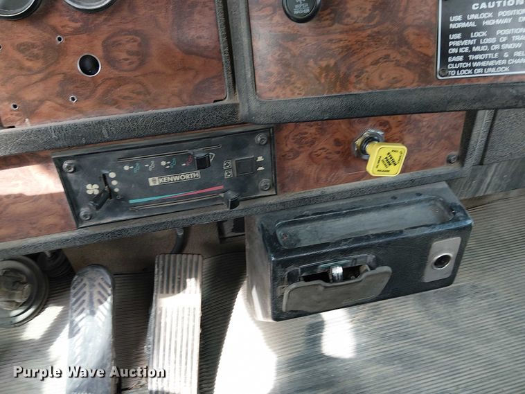 image for item DT6275 2000 Kenworth W900B truck cab and chassis