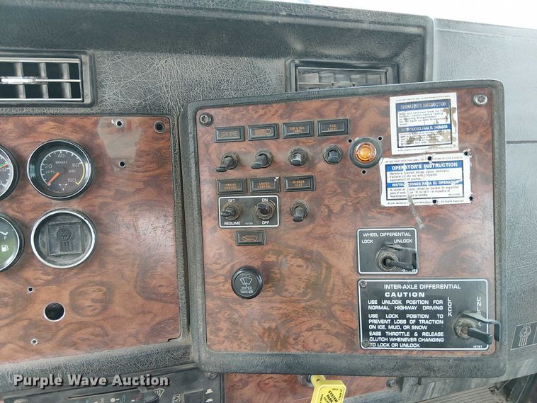 image for item DT6275 2000 Kenworth W900B truck cab and chassis