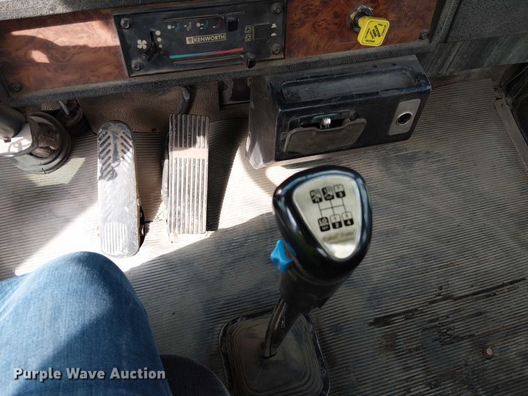 image for item DT6275 2000 Kenworth W900B truck cab and chassis