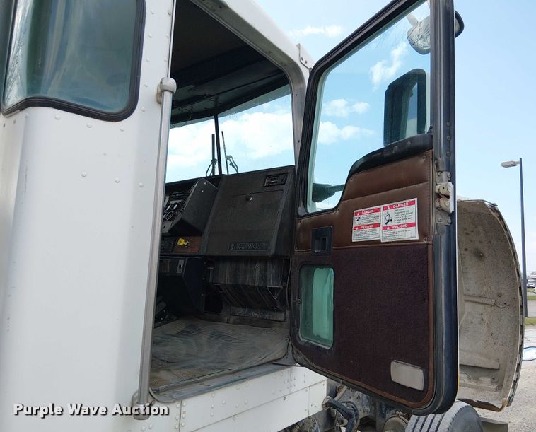 image for item DT6275 2000 Kenworth W900B truck cab and chassis