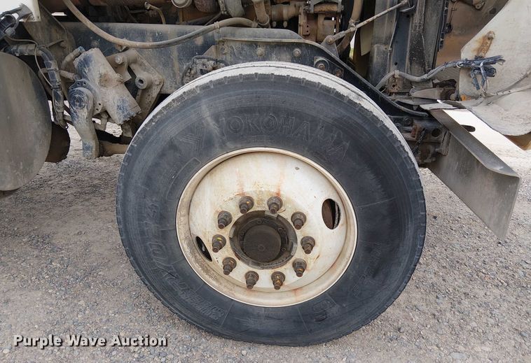 image for item DT6275 2000 Kenworth W900B truck cab and chassis